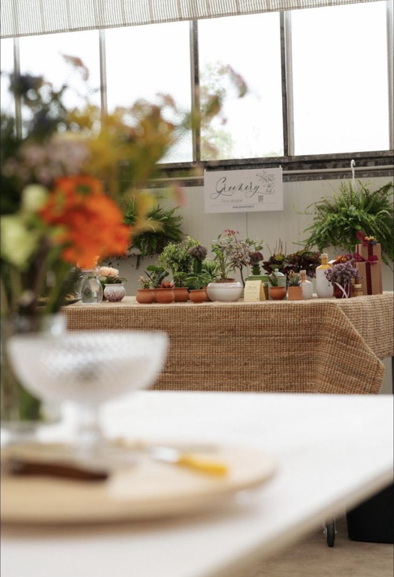 Tavolo Greenery Lab allestito con bomboniere botaniche